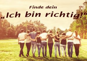 Schriftzug "Ich bin richtig" über einer Gruppe von Menschen