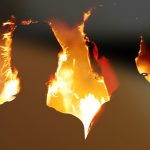 Thema Beziehung - Paar blickt ins Feuer