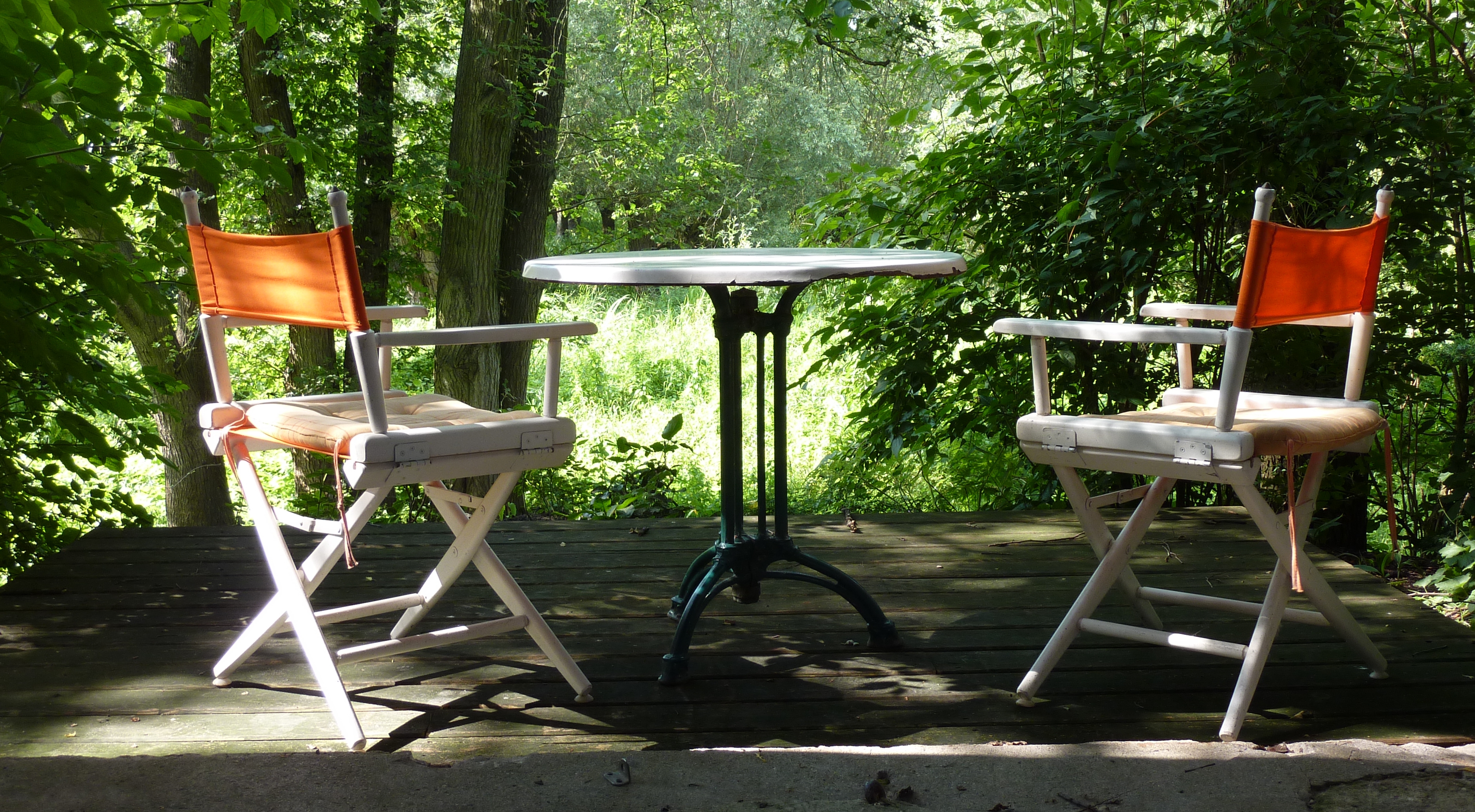 Suche nach dem Sinn: 2 Stühle und ein Tisch im Wald
